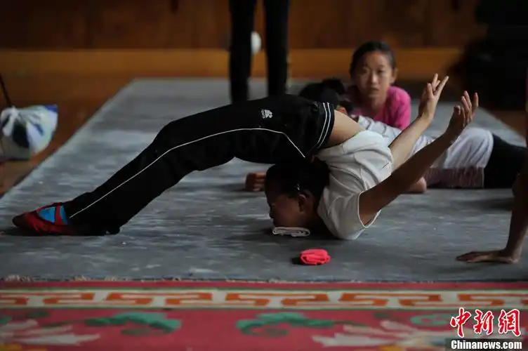 图片故事杂技娃娃的暑假