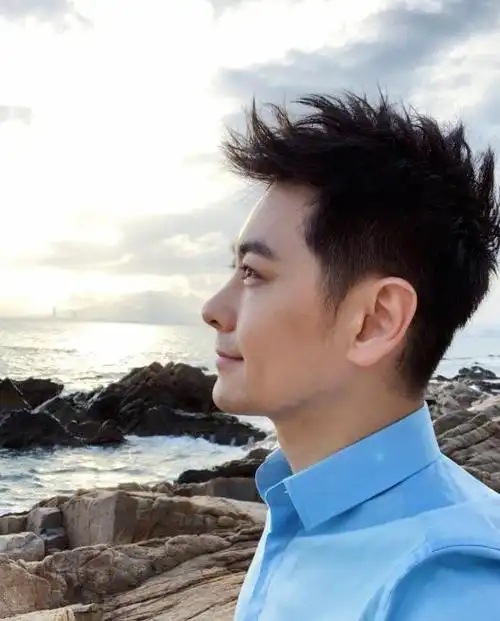 48岁林志颖线下活动近照曝光下巴坑洼不平欧式大双眼皮姨味足