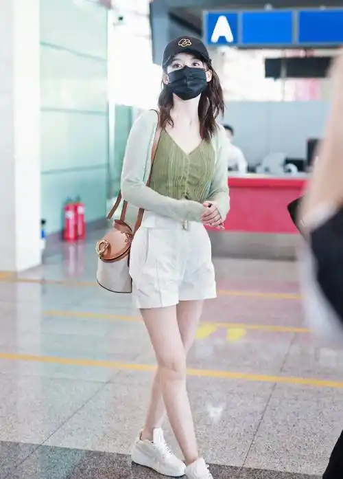 学李沁穿吊带搭针织开衫,显瘦又显气质_牛仔_造型_时尚