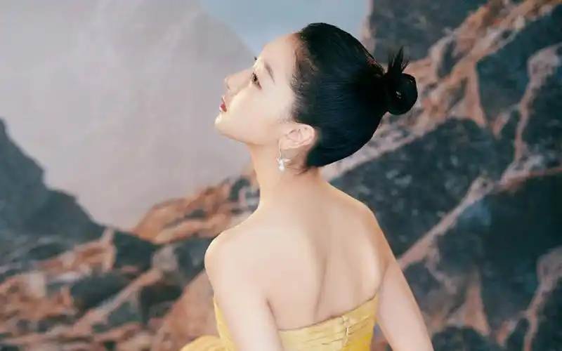 周冬雨性感灵动写真桌面壁纸