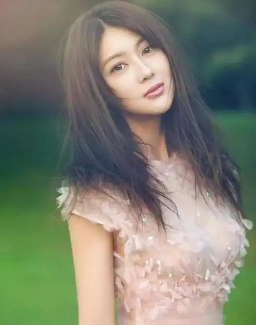 据标的物介绍,这个拍品的所有人为甘薇.