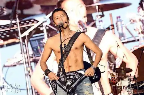 谢霆锋户外半裸演唱谢贤狄波拉组团探班