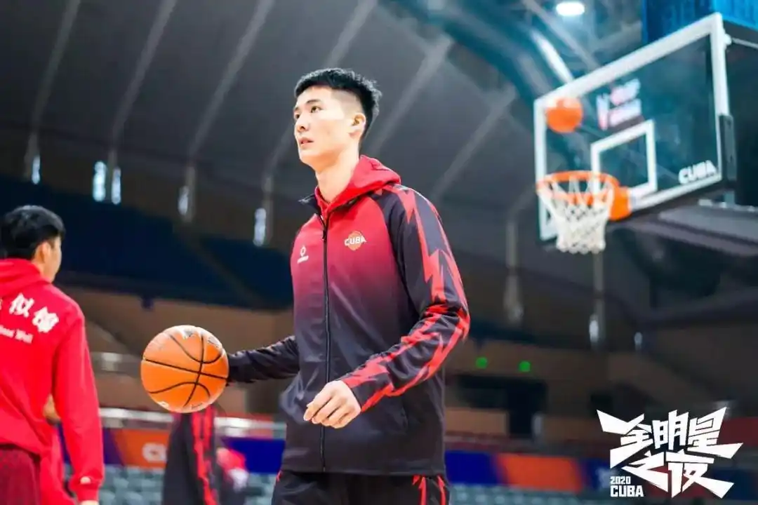 2020年cba选秀汕大男篮球员朱松玮第四顺位入选四川队