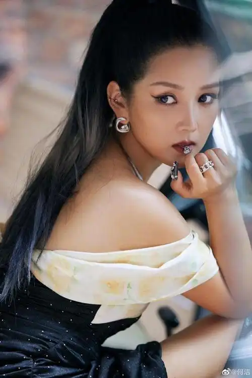 何洁真的瘦了穿挂脖露肩裙天鹅颈抢镜腰细腿细超养眼