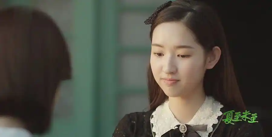 分享一组王玉雯《夏至未至》中的李嫣然剧照,气质优雅