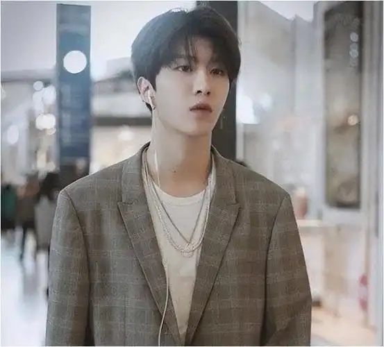 同陷未婚生子传闻范丞丞含糊其辞王一博果断辟谣