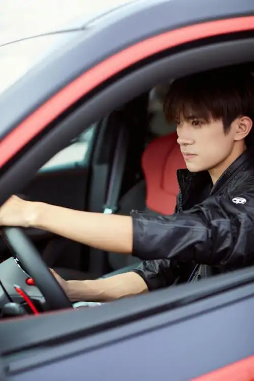 易烊千玺游艇侧拍##易烊千玺黑色夹克