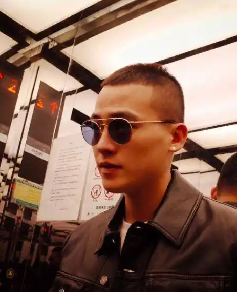 欧豪独挑实力派大梁!军绿色牛仔衣搭黑t恤,沧桑面容哪像27岁?