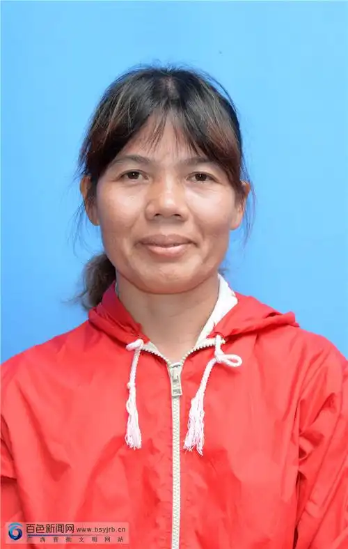 陆彩荣证件照.图为陆彩荣夫妇义务照顾屯里的93岁高龄老人.