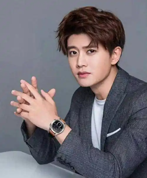 任嘉伦:从运动员到明星,爆红时公布恋情,如今一家三口幸福美满_聂欢