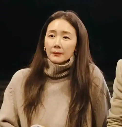 48岁崔智友近照曝光眼窝凹陷法令纹好明显网友直呼变化大