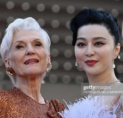 尤其是和70岁的前辈站在一起,对方脸上是自然的皱纹,而范冰冰就像是充