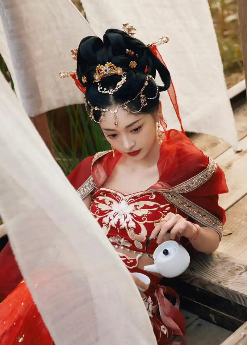 周洁琼今晚的红衣古装美翻啦!