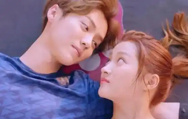 关晓彤,快管管你男友:34岁搞直播的鹿晗,已彻底"放飞自我"了