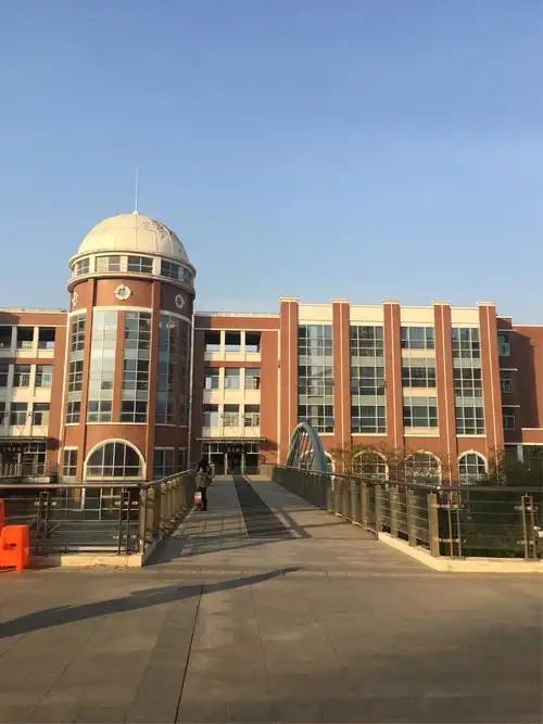 迎着朝阳,来到美丽的通大附中校园.典雅古朴的园区显得熠熠生辉!