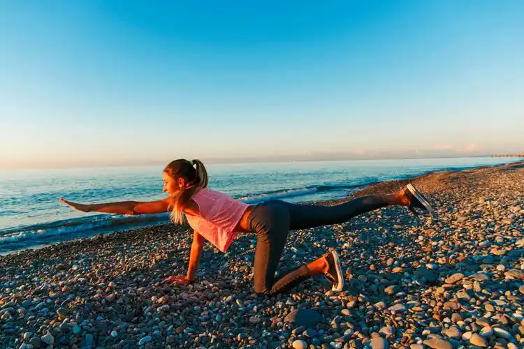 女孩在海滩体育健身锻炼产后瑜伽产后瑜伽户外瑜伽