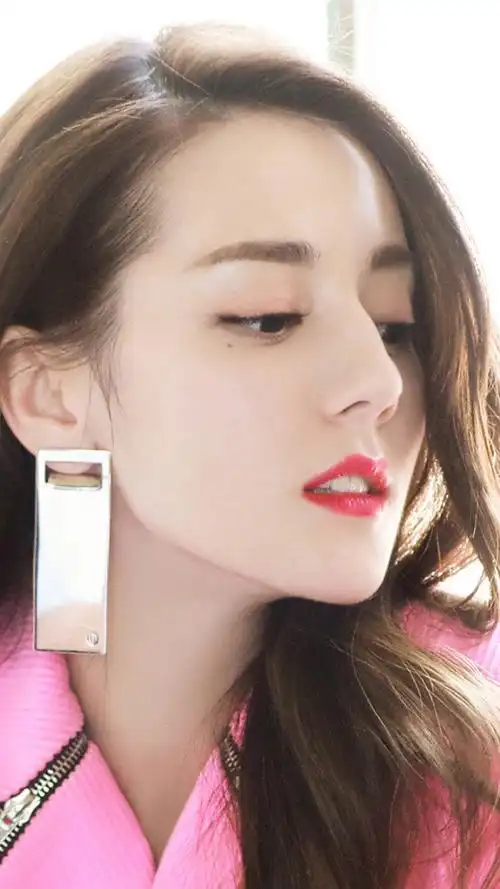 顶流小花迪丽热巴身穿粉色西装侧脸真是一绝下颚线太完美