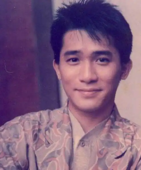 梁朝伟年轻照片:图2鼻钉亮了,最后1张刘嘉玲抢镜!