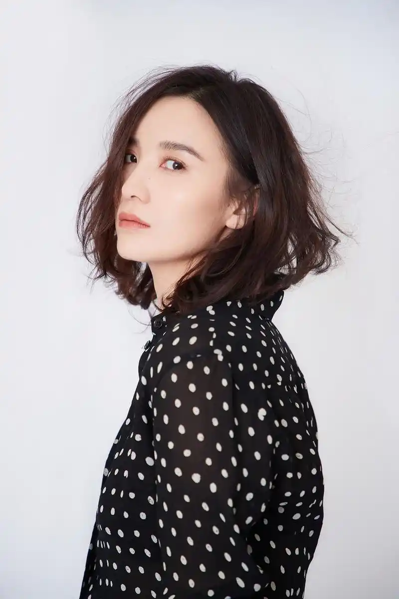 宋佳性感深v成熟妩媚写真图片