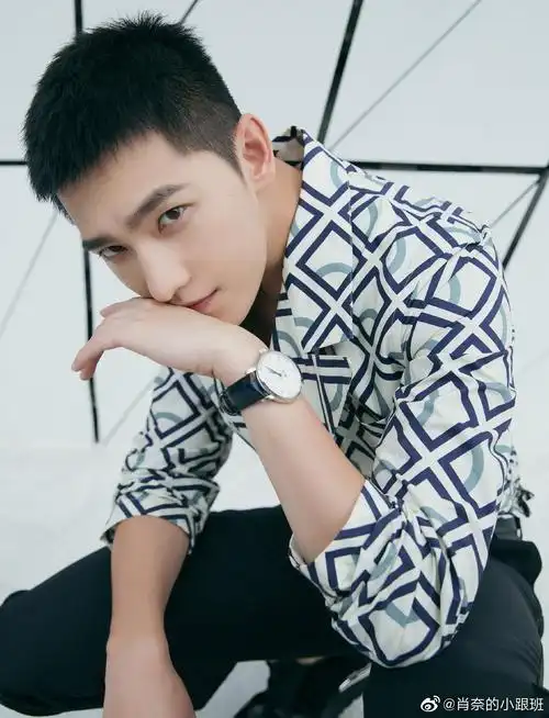 杨洋寸头展现男人魅力