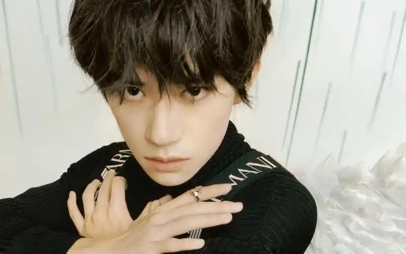 小鲜肉易烊千玺elle时尚5月刊封面