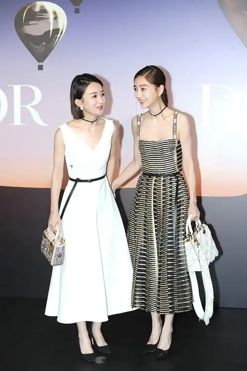 名字叫"颖"的都这么可爱吗,赵丽颖和杨颖拍合照,穿得都好嫩啊