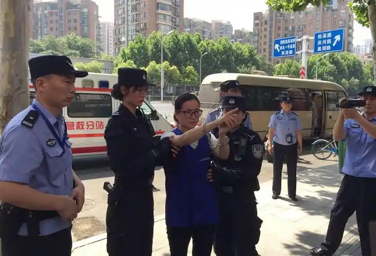 安居推送:今天上午!合肥闹市区,大批民警押解4人指认现场!