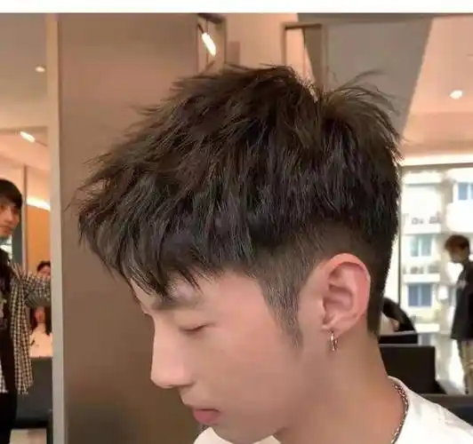 年轻男生冬季发型也别乱剪,试试这3款,剪完帅气又显年轻_头发_刘海
