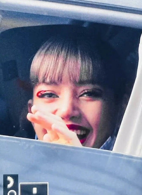 lisa妆容频繁"翻车",饭拍生图稍显土气,被调侃需要换个造型师_腾讯