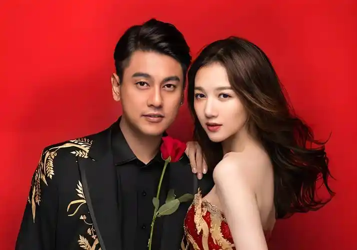 45岁的朱孝天在北京赶大集,明星气势全无,不忘买黄酒孝敬老婆_西门