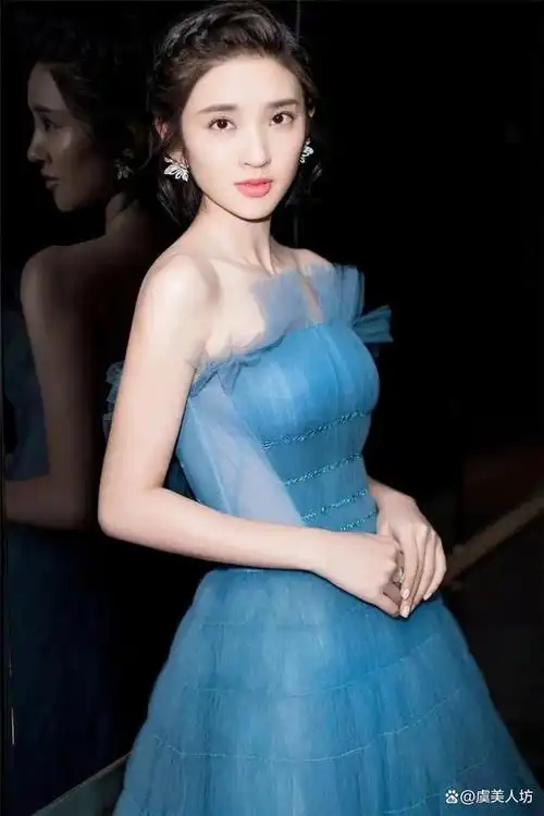 唐艺昕,1987年12月9日出生于四川省遂宁市,中国内地女演员.