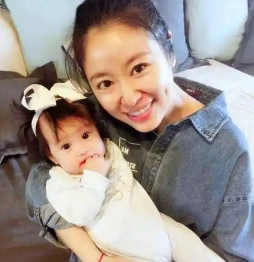 林心如为女儿拍3亿项链,记者问她:你每个月给霍建华多少零花钱_时候