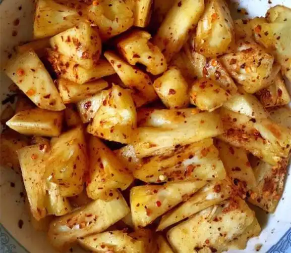 二,菠萝蘸盐 很多吃菠萝的朋友都没想到,菠萝是一种水果,怎么可以蘸盐