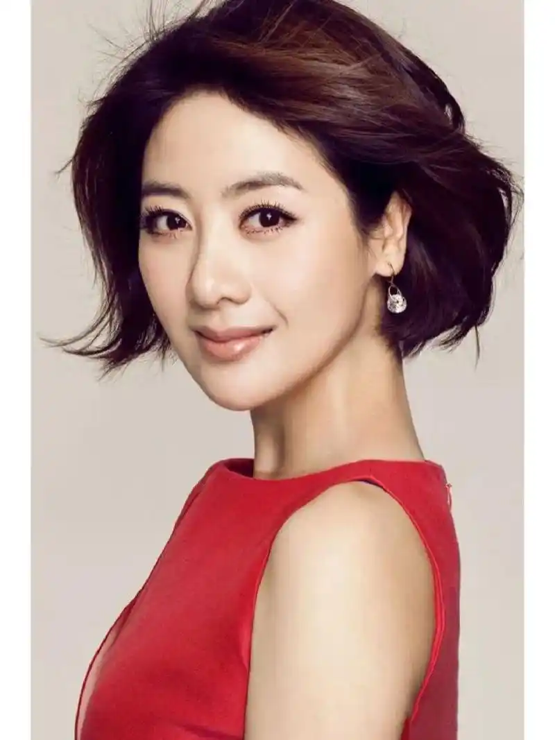 小李琳 小李琳,又名李佳璘,1980年8月4日出生于湖北省武汉市,毕业于