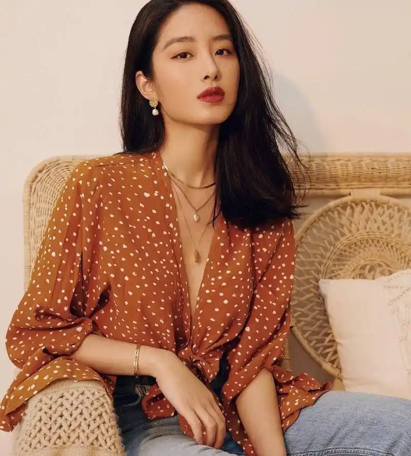 杨采钰私服穿搭真美,松垮t恤加萝卜裤清爽随意,简约不失时尚感_服装