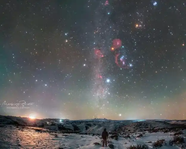 冬季猎户座高悬空中夜空中国