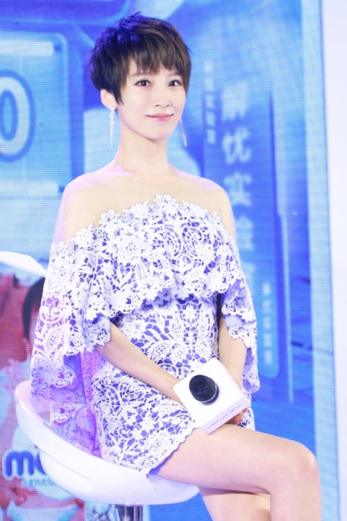 吴京小娇妻谢楠身材真好穿条纹裙小露香肩优雅温柔有气场