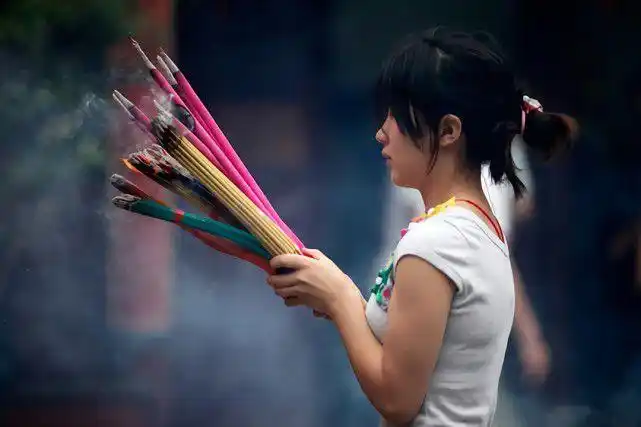 去寺庙烧香拜佛,需记住这4个规矩,看看你做对了几个?