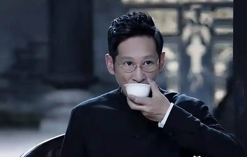 戏骨王劲松:34岁被傅彪改变命运,42岁首演男主,55岁婚姻成谜_角色