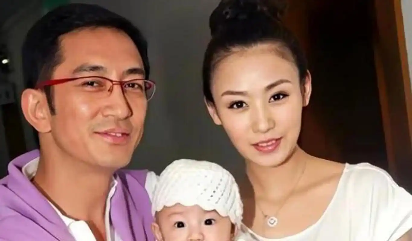 2007年,43岁的吴启华娶了比自己小21岁石洋子,结婚7年近5亿家产被