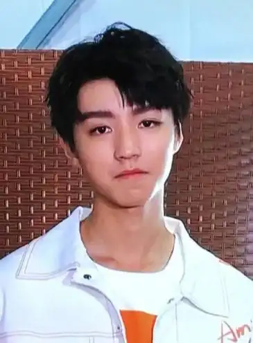 是小脸大帅哥呀,都不需要别人的衬托