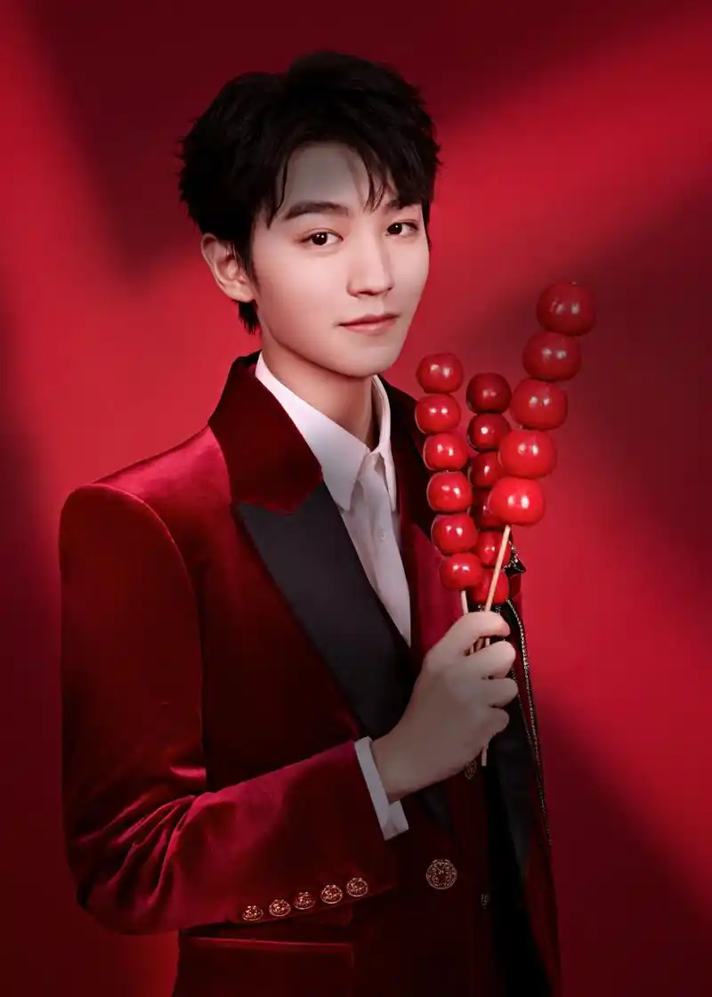 王俊凯@王俊凯 身穿红色丝绒西服套装搭配燕子钻石胸针造型尽显墒士