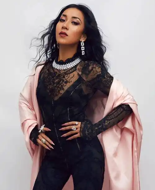 吉克隽逸穿搭终于"正常"一次,一袭银色抹身材长裙,温柔优雅大气_时尚