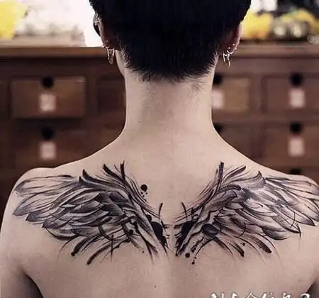 渴望飞翔的心后背泼墨翅膀纹身图片