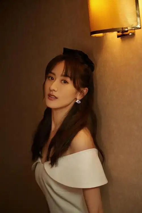 是英勇的战神,也是可爱的璇玑,快来一起解锁袁冰妍的时髦穿搭!