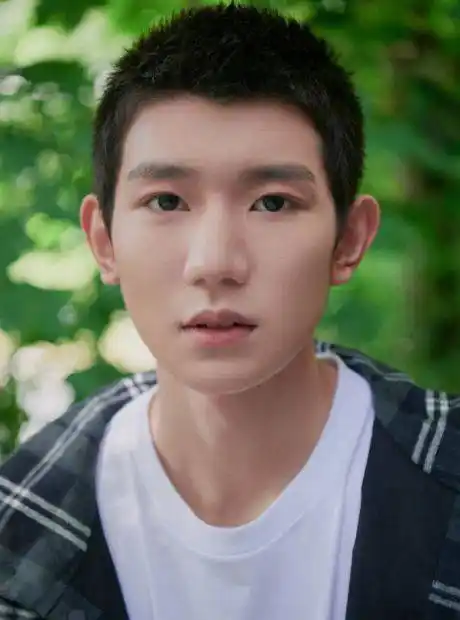 王源清爽小平头户外写真,文质彬彬尽显暖男气质_手机搜狐网