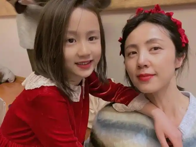 黄磊一家五口赴灵隐寺祈福,16岁多多留齐耳短发太清纯,身高瞩目_腾讯