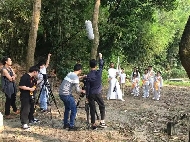 剧组人员忙前顾后,各种虫蚊叮咬,大家很辛苦