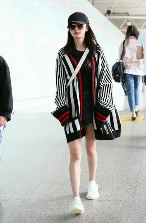 原创杨幂越来越时髦,穿牛仔造型潇洒帅气,戴着墨镜嫩回20岁