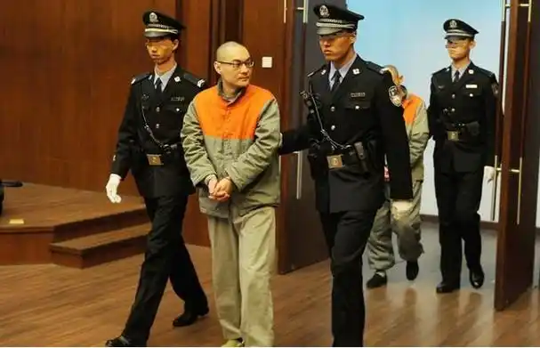 2014年,北京摔童案韩磊被执行死刑,临刑前狼狈不已,颤抖着抽烟